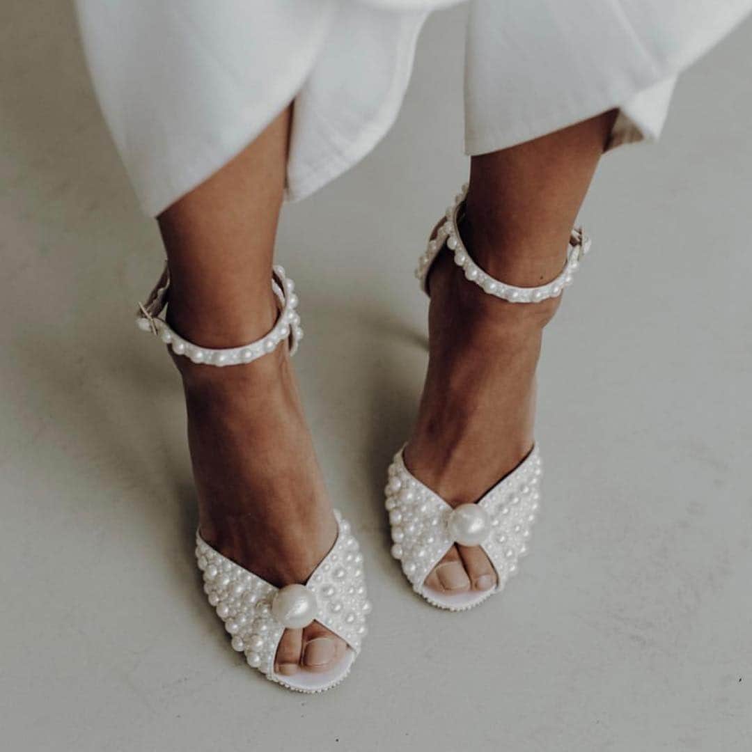 Jimmy Chooさんのインスタグラム写真 - (Jimmy ChooInstagram)「The search for the perfect bridal shoe ends here: meet SACORA, our satin peep toe heels with all-over pearl detail #IDOINCHOO 📷 @juliabartelt_」3月17日 2時41分 - jimmychoo