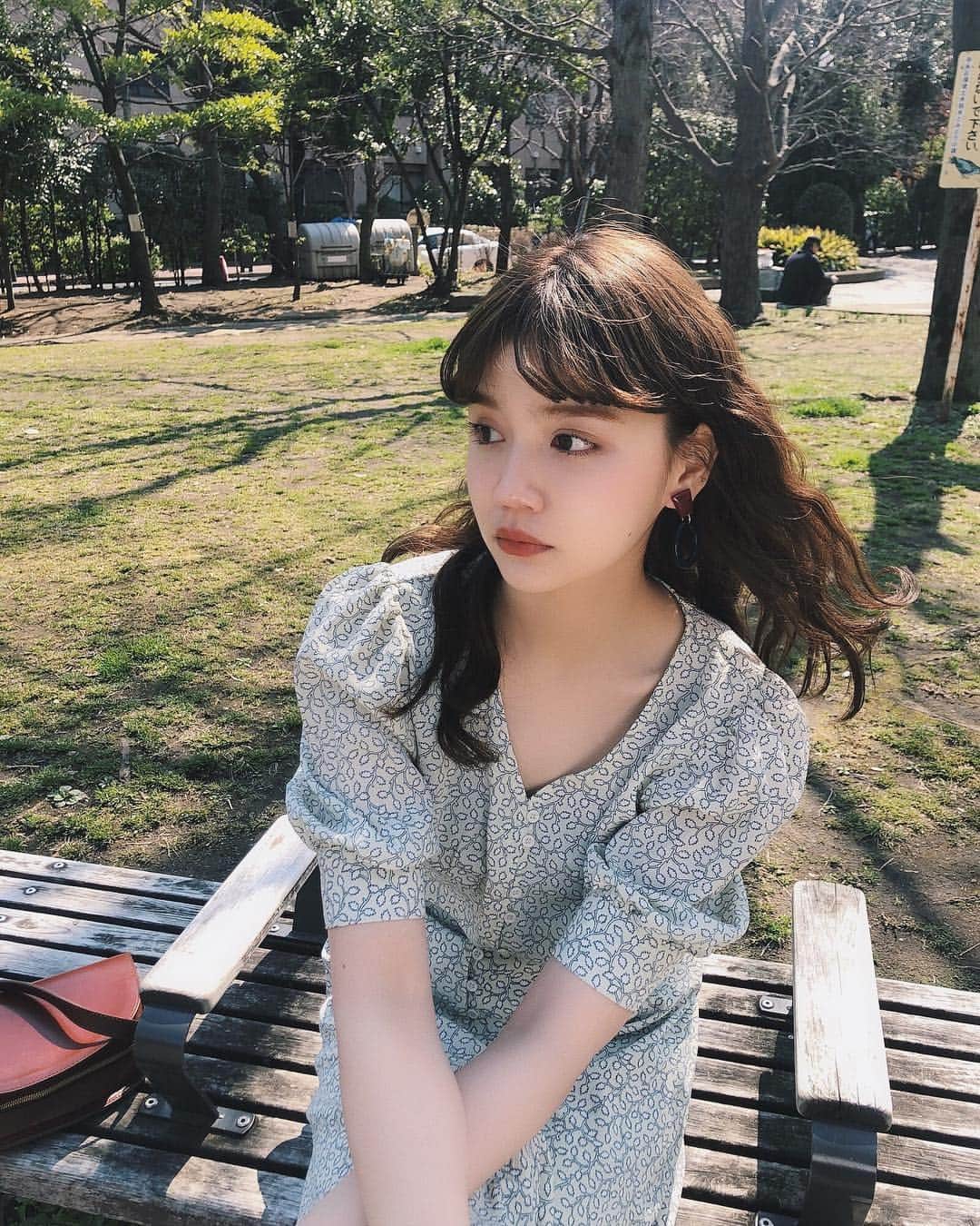 のインスタグラム：「パーマ事情。 スタイリングの質問がよく届くので お答えします。 夜はミルク状のトリートメントをつけて半乾し 朝は少し濡らしてから、ムースを もみこんでカールをだしてます。 毛先と、気になる箇所だけアイロンでカールを足したらセット完了。 直毛でまきまきしてたので、だいぶ朝が楽です。 . treatment milbon PREJUMEMILK moose LUCICARE treatment foam (４枚目に載せてます) . #りんこーで は set up  @titivatejp  bag @apc_paris  shoes @orientaltraffic_official . #titivate #ティティベイト #titivatestyle」