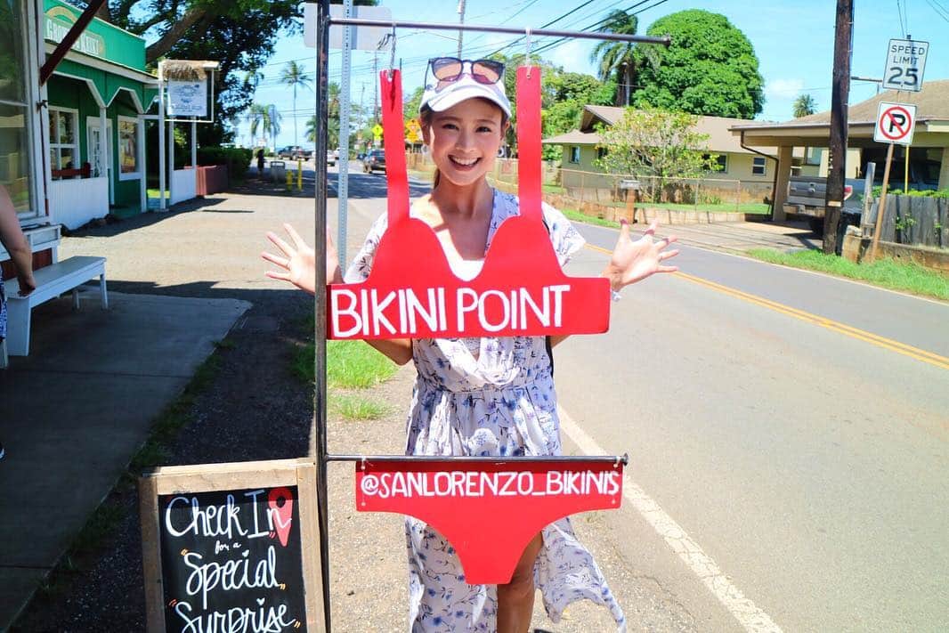 のインスタグラム：「.﻿ ハワイのノースショアにある【ハレイワタウン】の水着のお店の前にあった可愛い看板😁﻿ 看板も水着も可愛かったけど、値段がなかなか高かった🤦‍♀️﻿ 他にもおしゃれなお店がたくさんありました✨﻿ ハレイワタウンの街並みは3枚目みたいな感じ😌﻿ ワイキキみたいに高い建物はないですが、統一感があって良い雰囲気です💓﻿ お店の数も限られていますが、のんびりした空気が流れていて、ワイキキのショッピングとはひと味違います😊﻿ ﻿ 2枚目はハレイワタウンにある橋の横を降りたところ🙆‍♀️﻿ 雰囲気が良かったから撮った1枚😋﻿ ﻿ ハレイワタウンはせっかくならシェイブアイスだけではなく、散策もオススメです🤗﻿ 同じ島の中でも北と南でぜーんぜん違うんですよね😆﻿ レンタカーがなくても、ハレイワまで連れて行ってもらえるツアーで行けると思います👍﻿ ﻿ ﻿ ﻿ 暑いハワイの投稿してますが、実は今日寒いところにいます⛄️﻿ 今年の冬は例年よりは活動的になっている気がします🤣﻿ .﻿ #hawaii #hawaiisbestphotos #hawaii🌴 #hawaii🌺 #northshore #haleiwa #haleiwatown #followme #canoneos #canoneosm3 #tothesea #hawaiitrip #ハワイ #ハワイ旅行 #ハワイ好き #ノースショア #ハレイワ #ハレイワタウン #オアフ島 #ハワイの思い出 #旅行好きな人と繋がりたい #ミラーレス一眼 #ミラーレス」
