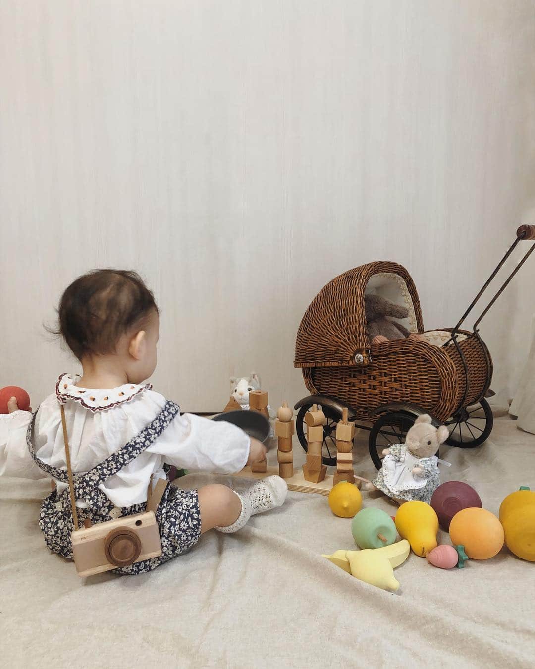 目見田早弥子のインスタグラム：「| favorite 🍓🍋🍐 娘のお気に入りのオモチャたち。 doll strollerに乗ってるゾウさんには、 娘が生まれる前に @pamie617 のYuiさんにいただいた ベビーミトンが😂🧤♡ 座って遊ぶことも増えて、見てて可愛い🌟 ⠀ ちなみにstrollerは私たち👨🏽👩🏼からの クリスマスプレゼントでした。 スタッキングトイはサンタさんから🎅🏻 質問いただいてた方遅くなりすみません！💦」