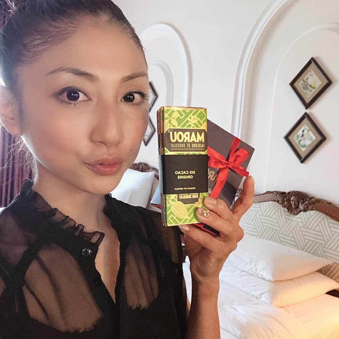 のインスタグラム：「ベトナム🇻🇳VOL.5 ベトナムといえばMAROUチョコ！チョコもGETして♡ホテル近くでゆっくりカフェしていざ今日は空港にてスペシャルゲストをお迎えに！空港行く道も色々街中を見てベトナムってバイク多いとか今回は行けなかったが94を発見！そして私の大好きなゆみちゃん到着！ノリで誘ったら来てくれた1泊2日。※ちなみにゆみちゃんもチケット取り間違えて本当は0泊1日というチケットだった😂 さすが持つべき私の親友♡気づいてよかったよー！私もゆみちゃんも（∩・∞・∩）何気に海外旅行は二人では初めて！ さてさてそんなゆみちゃんが合流してゆみちゃんから早速バースデープレゼントもらった！嬉しい😃ありがとう😊いつも！ そして1日目食べれなかった念願のベトナム料理屋さんへ！カンパイ！飲むよねー @ami_nakagawa_  @yumi_pinchel  #ベトナム #ホーチミン #shgarden #ベトナム料理 #marou #親友迎えに #海外旅行初 #シャネル #プレゼント #バースデープレゼント #結果が全て#中川愛海」