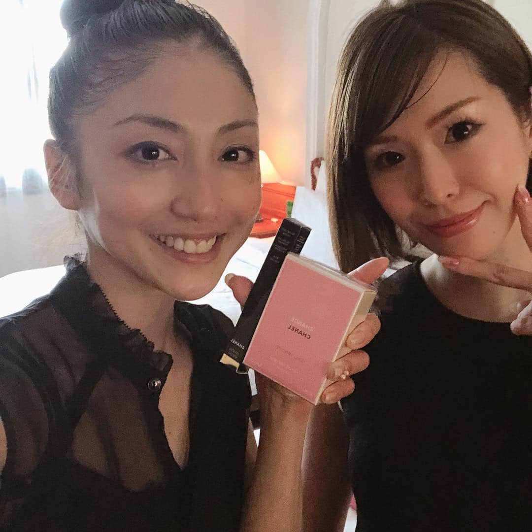 中川愛海さんのインスタグラム写真 - (中川愛海Instagram)「ベトナム🇻🇳VOL.5 ベトナムといえばMAROUチョコ！チョコもGETして♡ホテル近くでゆっくりカフェしていざ今日は空港にてスペシャルゲストをお迎えに！空港行く道も色々街中を見てベトナムってバイク多いとか今回は行けなかったが94を発見！そして私の大好きなゆみちゃん到着！ノリで誘ったら来てくれた1泊2日。※ちなみにゆみちゃんもチケット取り間違えて本当は0泊1日というチケットだった😂 さすが持つべき私の親友♡気づいてよかったよー！私もゆみちゃんも（∩・∞・∩）何気に海外旅行は二人では初めて！ さてさてそんなゆみちゃんが合流してゆみちゃんから早速バースデープレゼントもらった！嬉しい😃ありがとう😊いつも！ そして1日目食べれなかった念願のベトナム料理屋さんへ！カンパイ！飲むよねー @ami_nakagawa_  @yumi_pinchel  #ベトナム #ホーチミン #shgarden #ベトナム料理 #marou #親友迎えに #海外旅行初 #シャネル #プレゼント #バースデープレゼント #結果が全て#中川愛海」3月16日 21時19分 - ami_nakagawa_