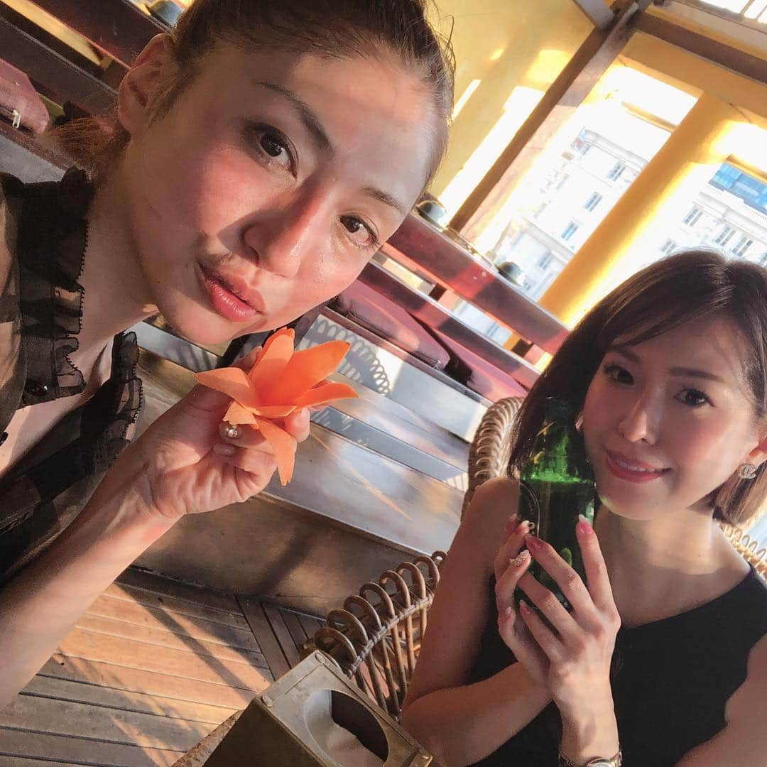 中川愛海さんのインスタグラム写真 - (中川愛海Instagram)「ベトナム🇻🇳VOL.5 ベトナムといえばMAROUチョコ！チョコもGETして♡ホテル近くでゆっくりカフェしていざ今日は空港にてスペシャルゲストをお迎えに！空港行く道も色々街中を見てベトナムってバイク多いとか今回は行けなかったが94を発見！そして私の大好きなゆみちゃん到着！ノリで誘ったら来てくれた1泊2日。※ちなみにゆみちゃんもチケット取り間違えて本当は0泊1日というチケットだった😂 さすが持つべき私の親友♡気づいてよかったよー！私もゆみちゃんも（∩・∞・∩）何気に海外旅行は二人では初めて！ さてさてそんなゆみちゃんが合流してゆみちゃんから早速バースデープレゼントもらった！嬉しい😃ありがとう😊いつも！ そして1日目食べれなかった念願のベトナム料理屋さんへ！カンパイ！飲むよねー @ami_nakagawa_  @yumi_pinchel  #ベトナム #ホーチミン #shgarden #ベトナム料理 #marou #親友迎えに #海外旅行初 #シャネル #プレゼント #バースデープレゼント #結果が全て#中川愛海」3月16日 21時19分 - ami_nakagawa_