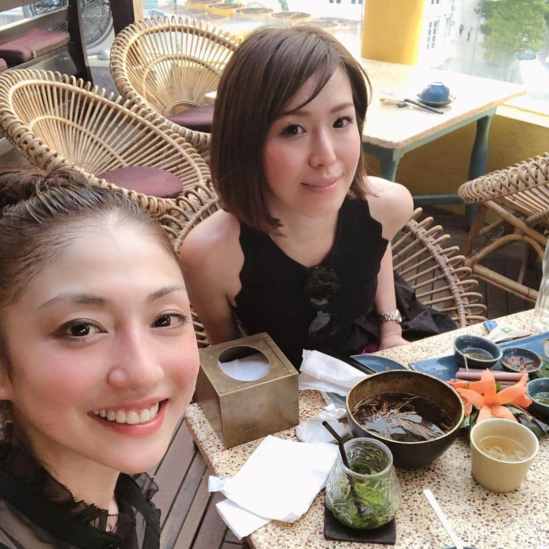 中川愛海さんのインスタグラム写真 - (中川愛海Instagram)「ベトナム🇻🇳VOL.5 ベトナムといえばMAROUチョコ！チョコもGETして♡ホテル近くでゆっくりカフェしていざ今日は空港にてスペシャルゲストをお迎えに！空港行く道も色々街中を見てベトナムってバイク多いとか今回は行けなかったが94を発見！そして私の大好きなゆみちゃん到着！ノリで誘ったら来てくれた1泊2日。※ちなみにゆみちゃんもチケット取り間違えて本当は0泊1日というチケットだった😂 さすが持つべき私の親友♡気づいてよかったよー！私もゆみちゃんも（∩・∞・∩）何気に海外旅行は二人では初めて！ さてさてそんなゆみちゃんが合流してゆみちゃんから早速バースデープレゼントもらった！嬉しい😃ありがとう😊いつも！ そして1日目食べれなかった念願のベトナム料理屋さんへ！カンパイ！飲むよねー @ami_nakagawa_  @yumi_pinchel  #ベトナム #ホーチミン #shgarden #ベトナム料理 #marou #親友迎えに #海外旅行初 #シャネル #プレゼント #バースデープレゼント #結果が全て#中川愛海」3月16日 21時19分 - ami_nakagawa_