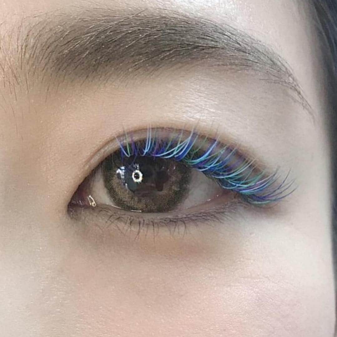 真崎ゆかさんのインスタグラム写真 - (真崎ゆかInstagram)「カラーのマツエクしてきました👀✨ ブルー系とグリーン系で全部で7色使ったみたい！！ ・ とっても綺麗で大満足😍💕 ・ 恵比寿にあるETOILE BEAUTYにて✨ 最近移転して、とっても明るく開放的な店内☺️ 昼間に行ったので気持ちよかった〜 ・ さきさん、ありがとうございました♡ ・ ・ @etoile.beauty  #マツエク #カラーマツエク #カラーマツエクブルー #カラーマツエクグリーン #カラーマツエクグラデーション #意外と派手過ぎない #実はグルーアレルギー」3月16日 21時20分 - masakiyuka