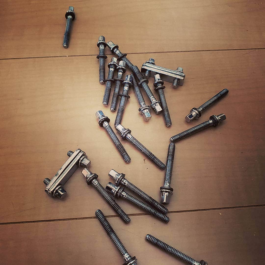 O-JIROのインスタグラム：「メトサポに向けてスネアとタムを分解掃除した。結構きたなかった···。全機材の掃除をしたいけど１週間位はかかりそうだな···。」