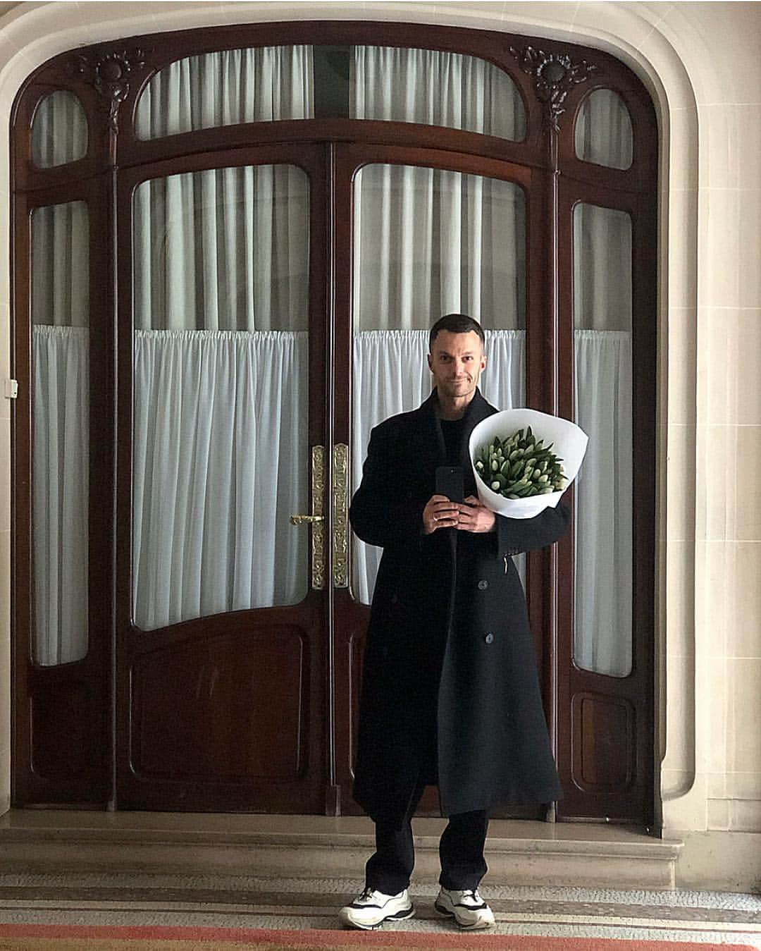 のインスタグラム：「SATURDAY / HOME / ME AND A BUNCH OF TULIPS  #tulips #flowers #krisvanassche #kris_van_assche」