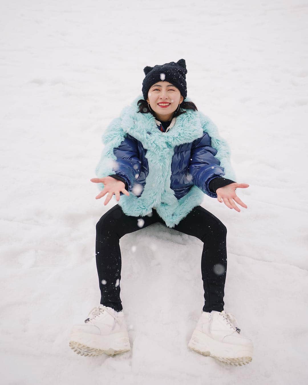 Julia Castroさんのインスタグラム写真 - (Julia CastroInstagram)「とある雪が沢山降っているところへ行ってきました❄️❄️❄️☃️🌬❄️ 今期の冬の最後に雪を楽しめて良かったー！！！ YouTube楽しみにしてて❤️ * #snow #snowing  #mountain #mountains  #fashion #ootd #winter #winterstyle #openingceremony  #jacket #blue #color #girls #style #white #雪 #冬 #山 #雪山 #ファッション #防寒 #ダウンジャケット  #女子 #ゲレンデマジック #国内 #観光 #日帰り #julifashion」3月16日 21時32分 - julia.c.0209