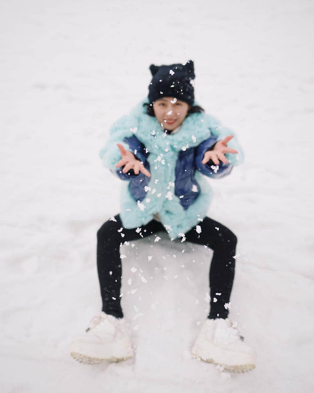 Julia Castroさんのインスタグラム写真 - (Julia CastroInstagram)「とある雪が沢山降っているところへ行ってきました❄️❄️❄️☃️🌬❄️ 今期の冬の最後に雪を楽しめて良かったー！！！ YouTube楽しみにしてて❤️ * #snow #snowing  #mountain #mountains  #fashion #ootd #winter #winterstyle #openingceremony  #jacket #blue #color #girls #style #white #雪 #冬 #山 #雪山 #ファッション #防寒 #ダウンジャケット  #女子 #ゲレンデマジック #国内 #観光 #日帰り #julifashion」3月16日 21時32分 - julia.c.0209