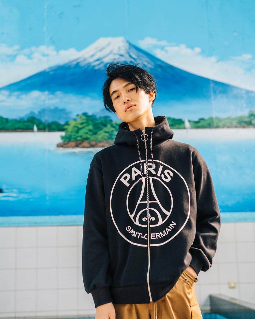 EDIFICEさんのインスタグラム写真 - (EDIFICEInstagram)「【PARIS SAINT-GERMAIN TOKYO】﻿ - 2019Spring＆Summer First Collection -﻿ ﻿ 昨年日本初上陸したパリサンジェルマン公式ショップのリニューアルオープンを記念してローンチされた第一弾コレクション。﻿ ﻿ ローンチ毎にご好評頂いている同コレクションは、アイコンのロゴをアクセントにしたアクティブで都会的なラインナップとなっています。﻿ ﻿ オンラインストアにてスペシャルLOOK公開中！﻿ プロフィール🔗よりご覧ください。﻿ ﻿ ﻿ ※アイテム詳細は画像をタップしてご覧頂けます。﻿ ﻿ ﻿ ﻿ ﻿ ﻿ #edifice #parissaintgermain #parissaintgermaintokyo #parissaintgermainstoretokyo #collaborate #sportystyle #hoodie #2019ss #springsummer﻿ #springfashion #japanmodel #psg #stylefromtokyo #fashionaddict #unisexdesign﻿ #mensfashion #ladiesfashion #unisexfashion #pairingfashion」3月16日 21時32分 - edifice.jp