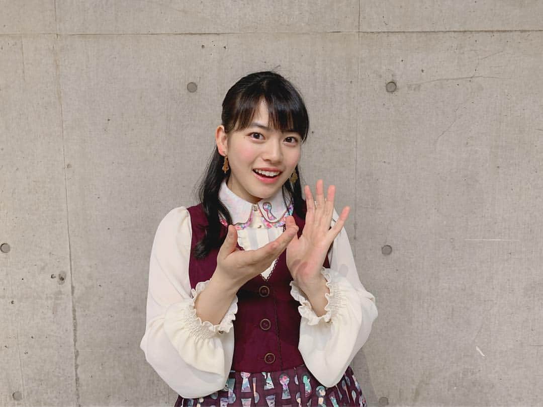 高岡薫のインスタグラム：「握手会ありがとうございました🥰  みんなとお話しできてよかったバイオリン🎻  今回の私服はアリスがテーマでした！  #握手会 #高岡薫 #アリス #axesfemme」