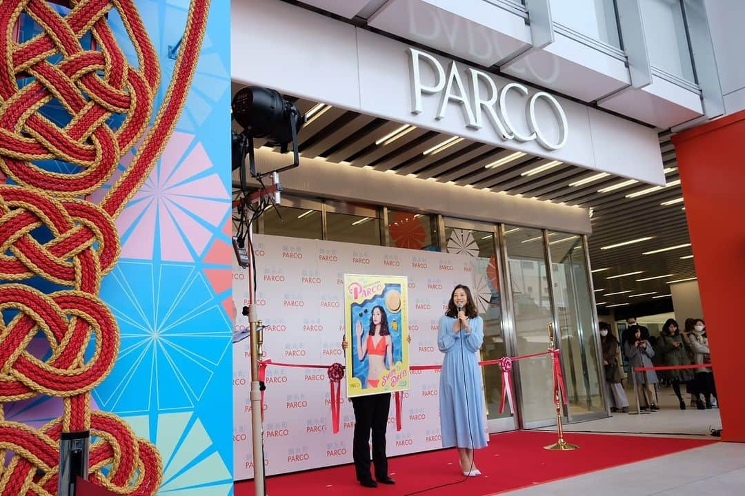 足立梨花さんのインスタグラム写真 - (足立梨花Instagram)「錦糸町PARCOオープニングセレモニー！ テープカットさせて頂きました✨ . . ワンピース👗 @troisiemechaco . リング💍 @follifollie_japan」3月16日 21時24分 - adacchee