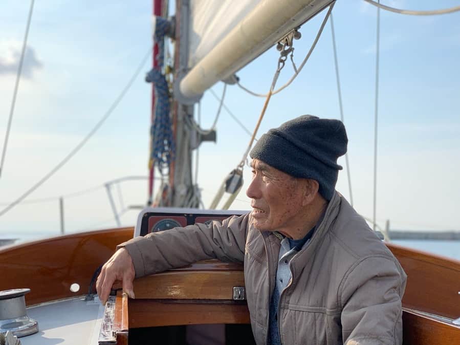 尾崎ななみさんのインスタグラム写真 - (尾崎ななみInstagram)「❁︎ ㅤㅤㅤㅤㅤㅤㅤㅤㅤㅤㅤㅤㅤ 祖父といとこ達と神奈川へお出かけ。 三浦半島、初めてです ¨̮ ㅤㅤㅤㅤㅤㅤㅤㅤㅤㅤㅤㅤㅤ 知人の所へ訪れたのですが、ヨットにも乗せて頂き海を満喫！ ㅤㅤㅤㅤㅤㅤㅤㅤㅤㅤㅤㅤㅤ 家族皆、船はよく乗っていますがヨットは初めてだったので終始すごー！の連発。 ㅤㅤㅤㅤㅤㅤㅤㅤㅤㅤㅤㅤㅤ 普段から船の運転もするいとこが一番怖がってたし( ꇐ₃ꇐ ) ㅤㅤㅤㅤㅤㅤㅤㅤㅤㅤㅤㅤㅤ ㅤㅤㅤㅤㅤㅤㅤㅤㅤㅤㅤㅤㅤ 宿泊したホテルには何故かでっかい動物がお出迎え⠒̫⃝笑 写真は5.6枚目☞ ㅤㅤㅤㅤㅤㅤㅤㅤㅤㅤㅤㅤㅤ ㅤㅤㅤㅤㅤㅤㅤㅤㅤㅤㅤㅤㅤ 祖父とひ孫の笑顔が見れる時が幸せを感じる時 ✩︎‧₊ ㅤㅤㅤㅤㅤㅤㅤㅤㅤㅤㅤㅤㅤ 平成のうちに、後1回家族旅行が控えてるね♬ 楽しみすぎる ^ - ^ㅤㅤㅤㅤㅤㅤㅤㅤㅤㅤ ㅤㅤㅤㅤㅤㅤㅤㅤㅤㅤㅤㅤㅤ ㅤㅤㅤㅤㅤㅤㅤㅤㅤㅤㅤㅤㅤㅤㅤㅤㅤㅤㅤㅤㅤㅤㅤㅤㅤ  ㅤㅤㅤㅤㅤㅤㅤㅤㅤㅤㅤㅤㅤㅤㅤㅤㅤㅤㅤㅤㅤㅤㅤㅤ ㅤㅤㅤㅤㅤㅤㅤㅤㅤㅤㅤㅤㅤ  ㅤ  ㅤ  ㅤ ✧︎*⑅୨୧┈┈┈┈୨୧⑅* ❁︎⑅୨୧┈┈┈┈୨୧⑅✧︎*。 #家族#旅行#神奈川#三浦半島#三浦市#ヨット#祖父#孫#ひ孫#伊勢志摩アンバサダー#尾崎ななみ」3月16日 21時30分 - nanami_ozaki_73