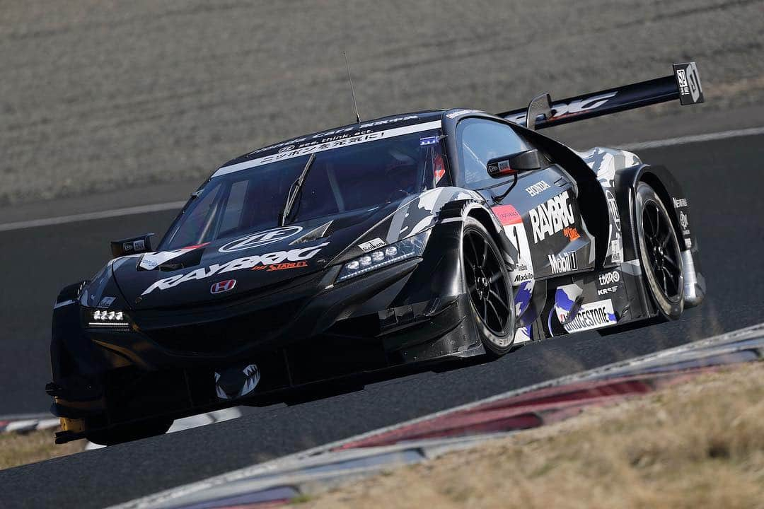 ジェンソン・バトンさんのインスタグラム写真 - (ジェンソン・バトンInstagram)「The Official Okayama test got underway today and it wasn’t the most straight forward day for the #1 (#100) car, we had a couple of issues but we know how to put them right and that’s what testing is all about. It’s always fun sticking 44cars on a 3.5km Circuit! Non stop action, Role on day2 👊🏽 📸by @shigeyoshi_male . . . . . . . . . . . #supergt #honda #nsx #gt #car #racing #1 #100 #teamkunimitsu #kunimitsu #raybrig」3月16日 21時31分 - jensonbutton