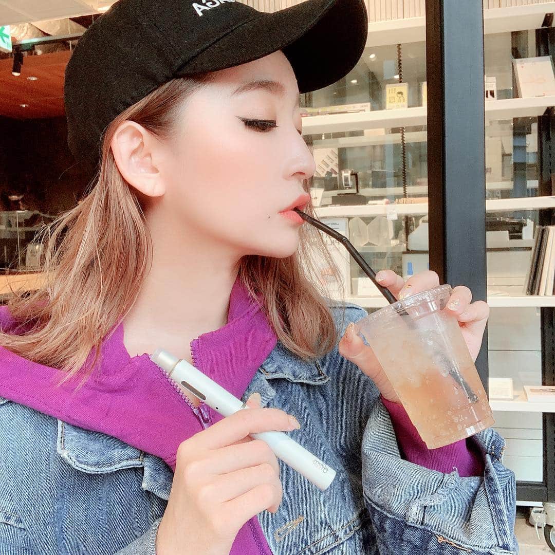 のインスタグラム：「渋谷のオシャレなカフェ💗RETHINK CAFE💗に友達が連れてってくれたー😋👍 ・ 最近カフェランチにハマってていろんなカフェに行っておるです💗 しかもここは ＠ploomtech_official がOKみたいでのんびりずーっといたくなる清潔感漂う素敵な空間✨✨✨ ・ 匂いも気にならないし、仕事するには最適の場所だ！！ ちなみに私が持ってるのは新しいPloom TECH+だよん💕 ・ ・ #ploomTECHplus #Ploom #ploomアンバサダー  #pr」