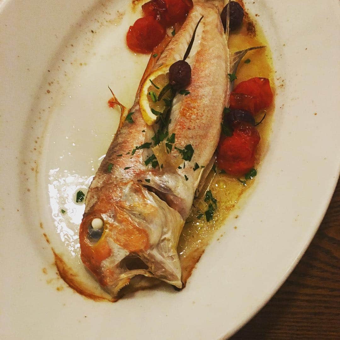 志摩有子さんのインスタグラム写真 - (志摩有子Instagram)「せっかく逗子まで来たから、こちらに住む食いしん坊仲間を誘って、葉山のシチリアに。新鮮な魚介や野菜をシンプルに味わい深く仕上げた料理の数々。塩加減が最高すぎて…。メインは甘鯛のオーブン焼き。上等なオリーブオイルをたっぷりかけて食す。デザートまでペロリ。 #cuccinaitaliana  #葉山 #イタリアン #リピ決定 #俺の海からの刺客 #びっくり」3月16日 21時35分 - ariko418