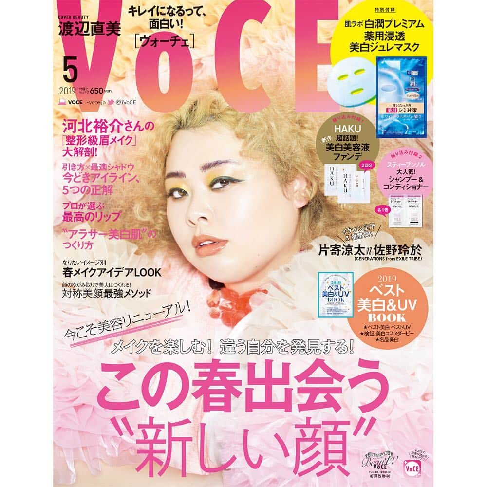 VOCE編集部さんのインスタグラム写真 - (VOCE編集部Instagram)「VOCE5月号表紙解禁‼️﻿ ﻿ 表紙は #渡辺直美 @watanabenaomi703 さん！﻿ いまや、世界から注目される渡辺直美さんが、﻿ 美容誌の表紙初登場なんです！﻿ もう、なんでしょう、このフォトジェニックさ。オーラ！﻿ ﻿ 表紙以外のカットも必見！ですので、﻿ ぜひ予約or発売日は書店へGOです😆﻿3/22（金）です！ ﻿ 特集は……、﻿ 「今こそ、美容リニューアル！﻿ メイクを楽しむ！違う自分を発見する！﻿ この春出会う“新しい顔”」。﻿ ﻿ 付録は……﻿ ❶肌ラボ 白潤プレミアム 薬用浸透美白ジュレマスク（1枚）﻿ ❷HAKU 薬用 美白美容液ファンデ（2回分）﻿ ❸スティーブンノル モイスチュアコントロール シャンプー＆コンディショナー（各1包）﻿ ﻿ さらに創刊21周年豪華プレゼントもありますよ🎁﻿ （ウェブサイト編集長）﻿ ﻿ #voce #vocemagazine﻿ #ヴォーチェ #新作コスメ #コスメマニア #コスメ好きさんと繋がりたい #VOCE5月号 #雑誌 #付録 #特別付録 #雑誌付録 #コスメ付録 #シートマスク #HAKU #美白美容液ファンデ #スティーブンノル #片寄涼太 #佐野玲於 #豪華プレゼント #創刊21周年 #表紙 #表紙解禁」3月16日 21時39分 - vocemagazine