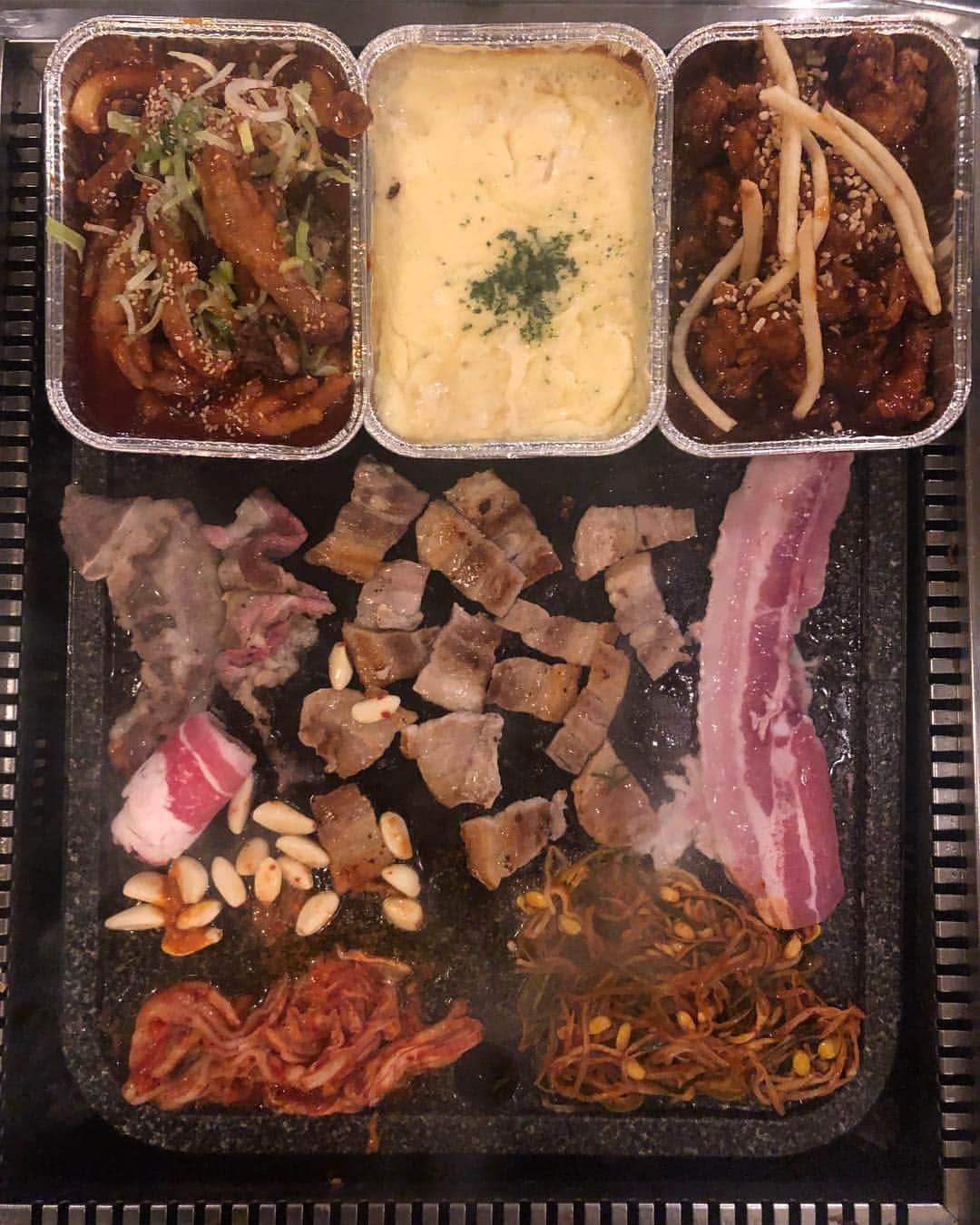 セリ さんのインスタグラム写真 - (セリ Instagram)「젊음의 거리 홍대에서 배터지게  한상 차려 먹었네용 후우ㅋㅋㅋㅋㅋ 진짜 가성비 인정 다 먹고나니 액자에 걸려있는 나의 모습같았오🌺🐷 그냥 돼지 아니구 꽃돼지.. #꽃돼지갤러리」3月16日 21時40分 - shabet_serri