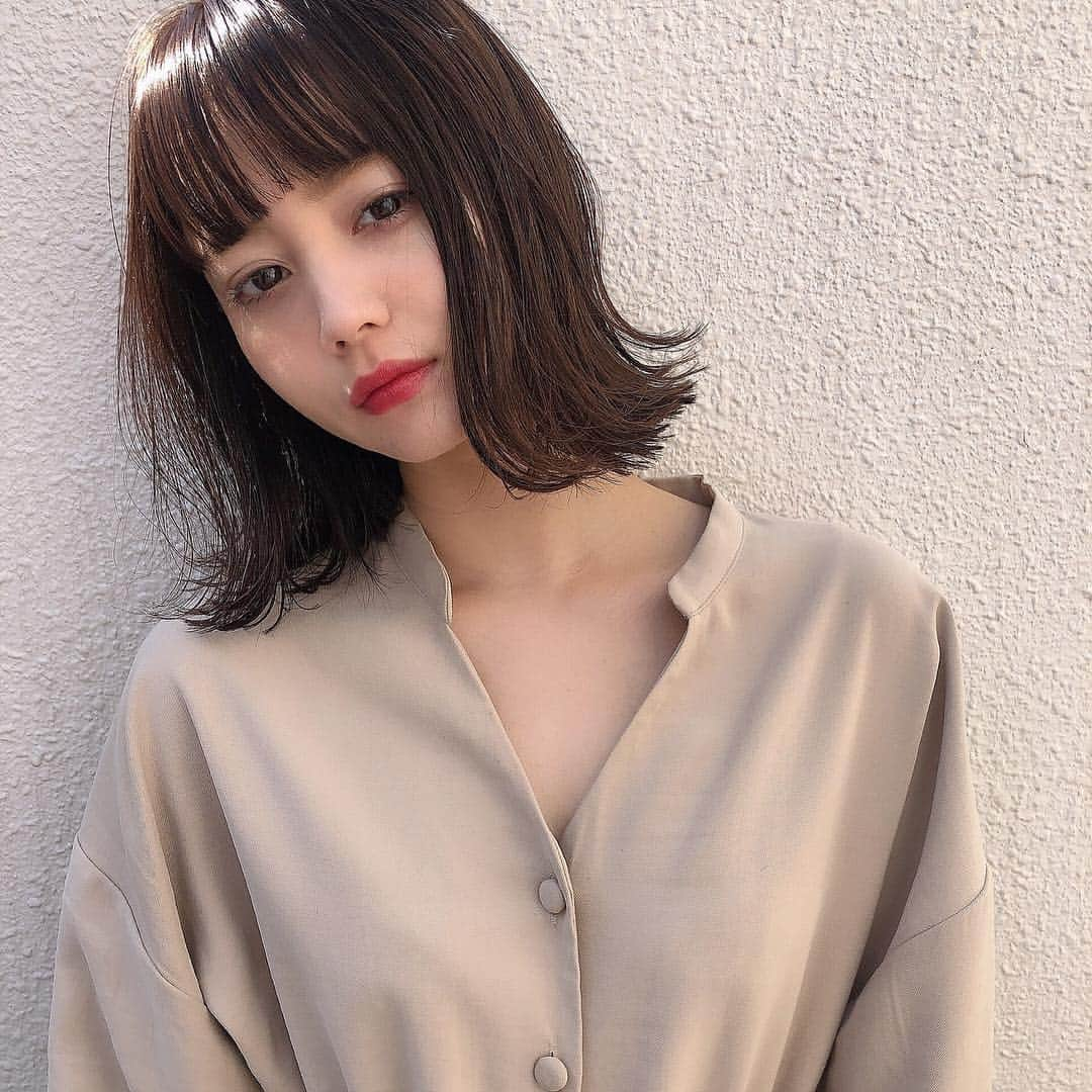 NANAMIさんのインスタグラム写真 - (NANAMIInstagram)「new hair ✂︎ 毛先がバラバラだったのでまたまた ぱっつりラインに色はグレー系で暗めに ♡  いつも天才なお二人に👏 さすがです ♡ ありがとうございます☺︎ cut @tobiayatobi  color @kotone_kuno  #nana_hair #lbyhome #白玉ななみ」3月16日 21時50分 - nanami023