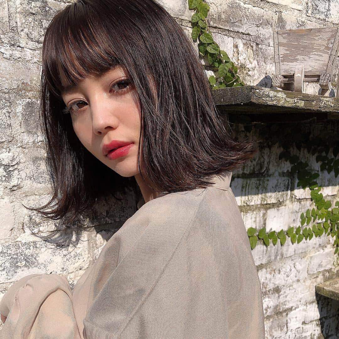 のインスタグラム：「new hair ✂︎ 毛先がバラバラだったのでまたまた ぱっつりラインに色はグレー系で暗めに ♡  いつも天才なお二人に👏 さすがです ♡ ありがとうございます☺︎ cut @tobiayatobi  color @kotone_kuno  #nana_hair #lbyhome #白玉ななみ」