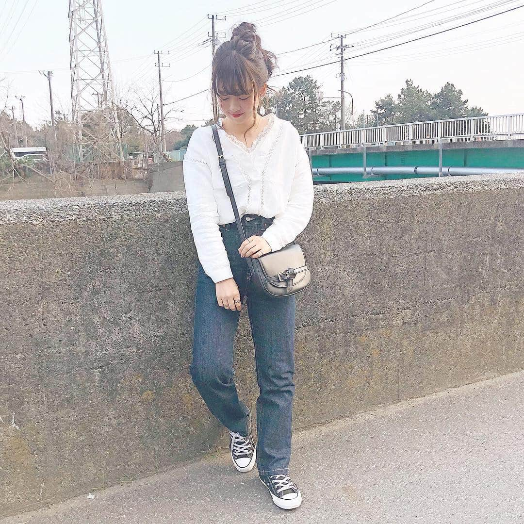 haruさんのインスタグラム写真 - (haruInstagram)「ㅤㅤㅤㅤㅤㅤㅤㅤㅤㅤㅤㅤㅤ ㅤㅤㅤㅤㅤㅤㅤㅤㅤㅤㅤㅤㅤ ㅤㅤㅤㅤㅤㅤㅤㅤㅤㅤㅤㅤㅤ #ootd ㅤㅤㅤㅤㅤㅤㅤㅤㅤㅤㅤㅤ 春コーデ🌸.◦ ㅤㅤㅤㅤㅤㅤㅤㅤㅤㅤㅤㅤㅤ 去年も着てた @fifth_store の #vネックラインデザインブラウス 暖かくなってきたので今年も着てみました☺💕 ㅤㅤㅤㅤㅤㅤㅤㅤㅤㅤㅤㅤㅤ 中にレース合わせてガーリーさをプラス♡ ㅤㅤㅤㅤㅤㅤㅤㅤㅤㅤㅤㅤㅤ ❤︎ tops : #fifth ❤︎ pants : #pageboy ❤︎ cardigan : #titivate ❤︎ bag : #editsheen ㅤㅤㅤㅤㅤㅤㅤㅤㅤㅤㅤㅤㅤ お洋服の詳細はWEARでみてくださいっ🌸 ㅤㅤㅤㅤㅤㅤㅤㅤㅤㅤㅤㅤㅤ イベントの時も はるちゃんのお団子にしたいって方が 何人かいらっしゃってうれしかったなあ〜🥺❤️ ㅤㅤㅤㅤㅤㅤㅤㅤㅤㅤㅤㅤㅤ 私のおだんごのしかたは # haruarrange でみてくださいっ(﹡ˆᴗˆ﹡)♡ ㅤㅤㅤㅤㅤㅤㅤㅤㅤㅤㅤㅤㅤ ㅤㅤㅤㅤㅤㅤㅤㅤㅤㅤㅤㅤㅤ #fifthtl#フィフス#エディットシーン @editsheen_store #ベルトデザインポシェット#ティティベイト #おだんごおはる#harucd ㅤㅤㅤㅤㅤㅤㅤㅤㅤㅤㅤㅤㅤ」3月16日 21時43分 - __haru3