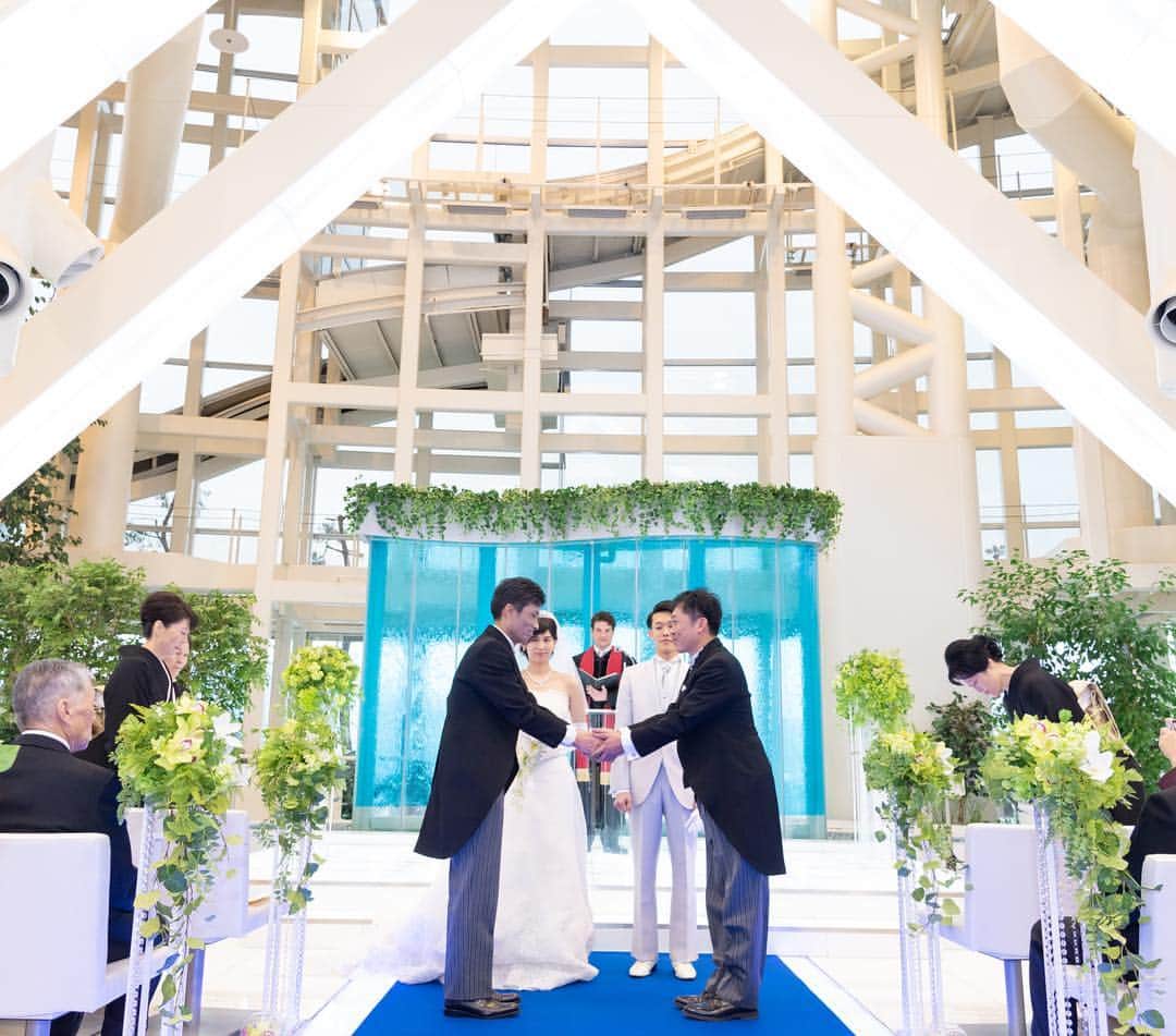ルミアモーレさんのインスタグラム写真 - (ルミアモーレInstagram)「@baysidewedding_lumiamore をフォローして #ルミアモーレ のタグをつけて投稿してみてくださいね♬ ・。・。・。・。・。・。・。・。・。 . 家と家の結びつきを表す  #ファミリーオース  新しい家族が誕生する瞬間😌  これからどうぞよろしくお願いしますという気持ちを込めて…🌟 ． ・。・。・。・。・。・。・。・。・。 『#lumiamore』.『#ルミアモーレ 』 のハッシュタグをつけて お写真を投稿してくださいね♪♪. こちらの公式IGで取り上げさせていただきます＊. . #lumiamore #ルミアモーレ  #ベイサイド #浜松町  #wedding #weddingdress #結婚式 #f4f #l4l #bayside #結婚式場 #教会  #前撮り#プレ花嫁  #東京 #ロケフォト #結婚式準備 #卒花 #ウェディングドレス #日本中のプレ花嫁さんと繋がりたい  #ウェディングフォト #ウェディング」3月16日 21時44分 - baysidewedding_lumiamore
