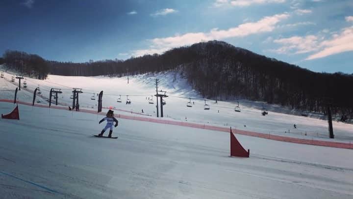のインスタグラム：「この冬も道内各地で取り組んできた「ゆきのね奨楽金」。 今年度最終回の今日は、旭川のお隣・東川町でスノーボードに挑戦です❗️🏂 スノボのパラレル競技は初めて…ほとんどぶっつけでドキドキでした（^^;）。 今日は稲葉SCOが参加、更には冬季オリンピックメダリストの竹内智香選手や、スイスのショッホ兄弟など豪華キャストも勢揃いでしたよ～😊 北海道もだいぶ春めいてきて、そろそろウィンタースポーツも一区切りかな。 僕も、春から新しいプロジェクト始めようと思ってまーす！ by B☆B ☆ ☆ ☆ #lovefighters #驀進 #飛び出せ新時代 #ゆきのね奨楽金 #稲葉篤紀 #竹内智香 #ショッホ兄弟 #BB212 #4月をお楽しみに！」