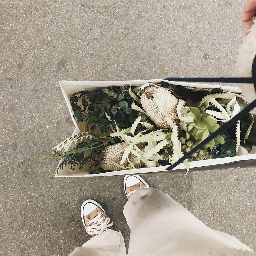 kanetaka ayaさんのインスタグラム写真 - (kanetaka ayaInstagram)「・ ・ #weddingflower GET🌿 ・ ・ 4ヶ月悩みに悩んでやっと式場の契約までいけた😂 式は夏になりそーですよ☀️ ・ #Ungrid#ungrid_official #ungridコーデ  #coordinate#カットオフカラーワイドデニム  #脱色コンバース#西宮ガーデンズ #暑くても文句言わず来てくださいね🤣笑 #まるさんは予定あるとか言う。笑 #友達も熱でるとか言う。笑 #🤷🏼‍♀️🤷🏼‍♀️」3月16日 21時47分 - aya_kanetaka_