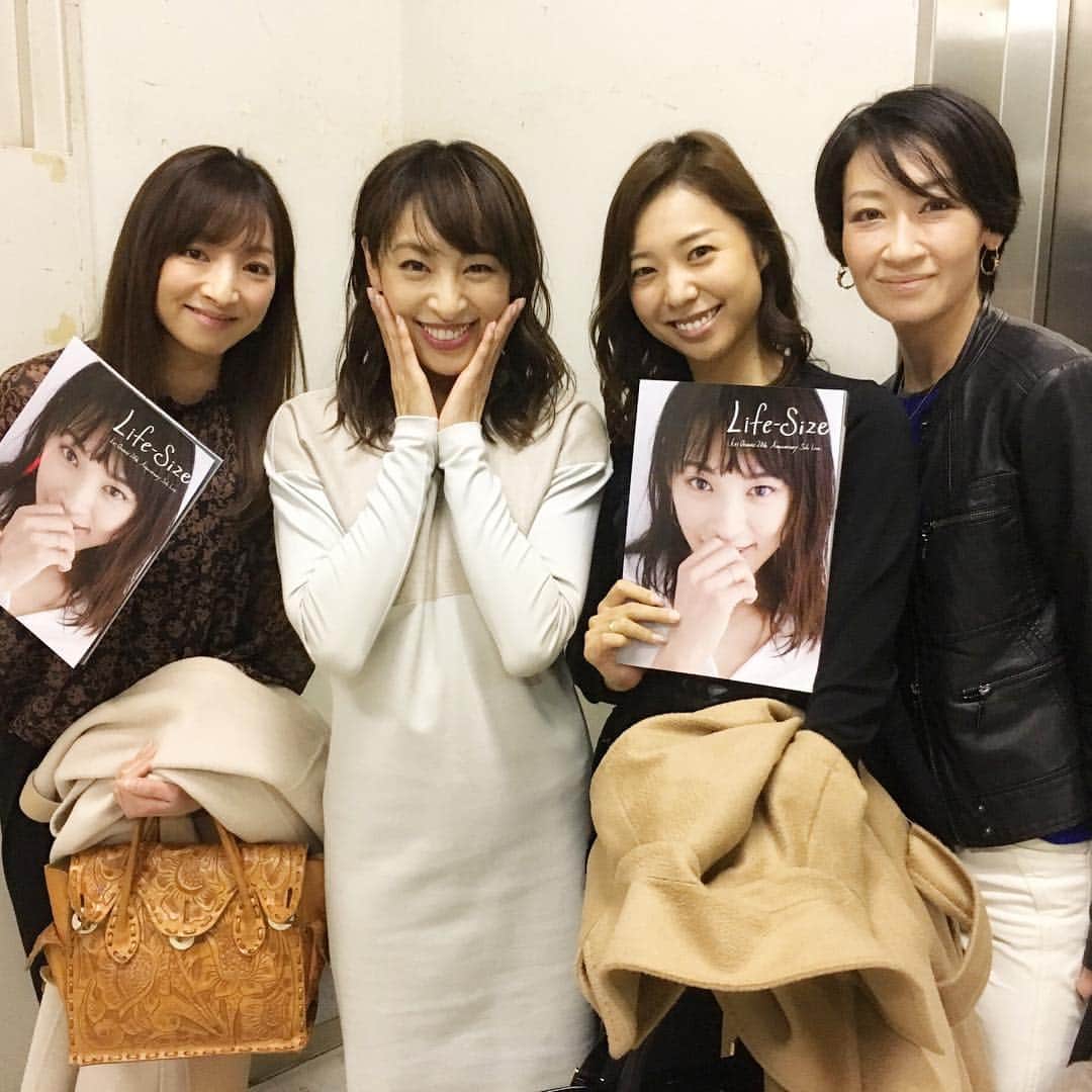 白羽ゆりのインスタグラム：「弟のコンサートに行ってきました…というのは冗談で、同期のキム(音月)のコンサートへ。  楽しかった〜✨ 格好可愛い。  歌も踊りもトークも衣装も流石でした。元男役だけど、きちんと今を楽しんでいる姿が見れて良かった！その抜群のセンスが出てました。  ふくいちゃん(遠野)とまっつ(未涼)と。  音楽学校を入れたら20年以上の付き合い。時が経つのが早い！  笑って泣いて最高の時間でした。  キムおめでとう＆お疲れさま‼️」