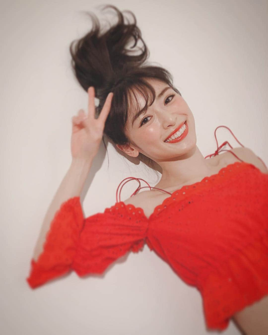 高橋里帆さんのインスタグラム写真 - (高橋里帆Instagram)「今日のオフショット✨  赤が似合う！そしてポニーテールの @rika_izumi_  さん好きだわ〜💕 フレッシュなイメージにぴったり✨  @maquia.magazine  7月号お楽しみに🎶  #マキア#高橋里帆メイク #泉里香 さん#コスメ#化粧品#オフショット#ポニーテール#赤#フレッシュ#7月号」3月16日 21時54分 - takahashi.riho