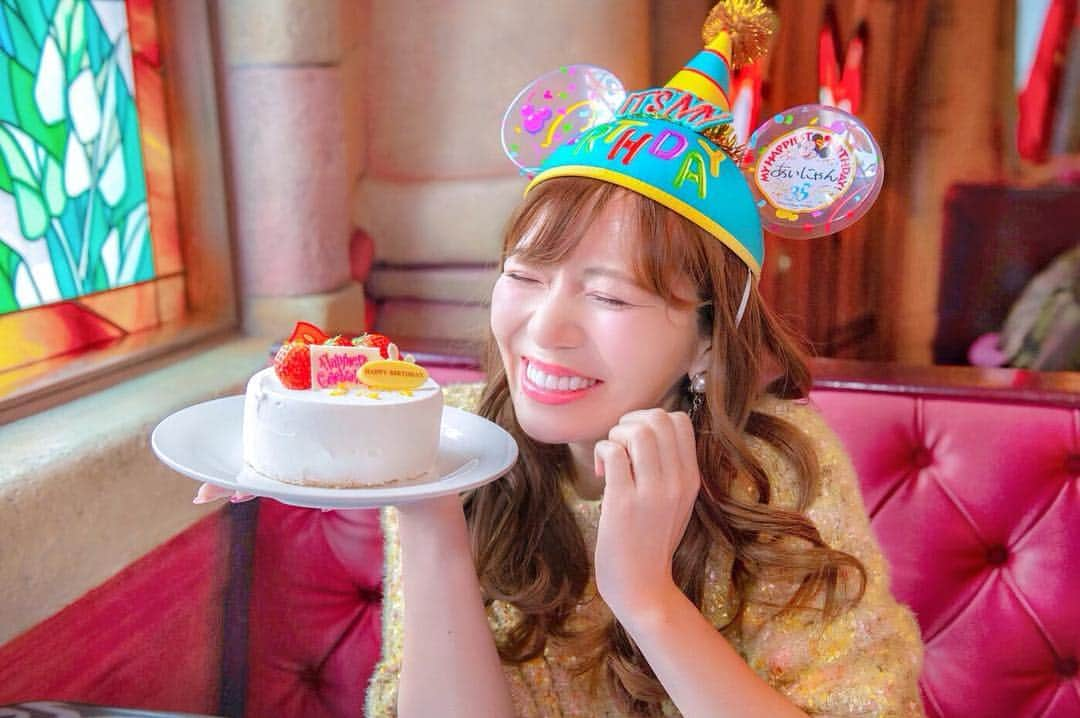 あいにゃんさんのインスタグラム写真 - (あいにゃんInstagram)「なんでもない日おめでとう〜🎂🎉✨🌈🌈 . お誕生日は終わったけど、お祝いしてもらえることが多くて本当に本当に幸せ🥺💗💕私と関わってくれている全てのひとたち、私を想ってくれるひとたちには、その何倍もの想いをお返ししたいっ💐💓❤️今年もみなさんへの感謝の気持ちを原動力にして、がんばるぞ！🌈 . この写真はローリエプレスさん(@laurier_press )とディズニーでのお誕生日の過ごし方を記事にしてもらったときの💗💕💗💕お祝いしてくださり、ありがとうございました🙇 . #tdl #tdr #tokyodisneyland #tokyodisneyresort #birthday #disney #disneyland #東京ディズニーリゾート #東京ディズニーランド #ディズニー #誕生日ディズニー #誕生日 #ケーキ #ディズニーフード #ディズニーコーデ #クイーンオブハートのバンケットホール #ハピエストセレブレーション #35周年」3月16日 21時54分 - ainyan_0302