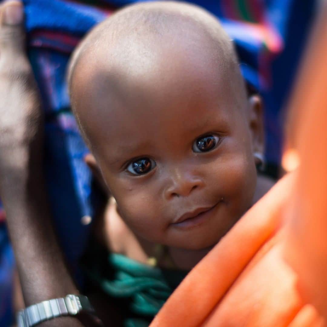 unicefさんのインスタグラム写真 - (unicefInstagram)「Peek-a-boo! This baby is getting a check-up at a UNICEF-supported health centre in Chad. We helped over 200,000 children with life-saving nutrition support last year. © UNICEF/UN014168/Sang Mooh #EveryChildALIVE」3月16日 21時55分 - unicef