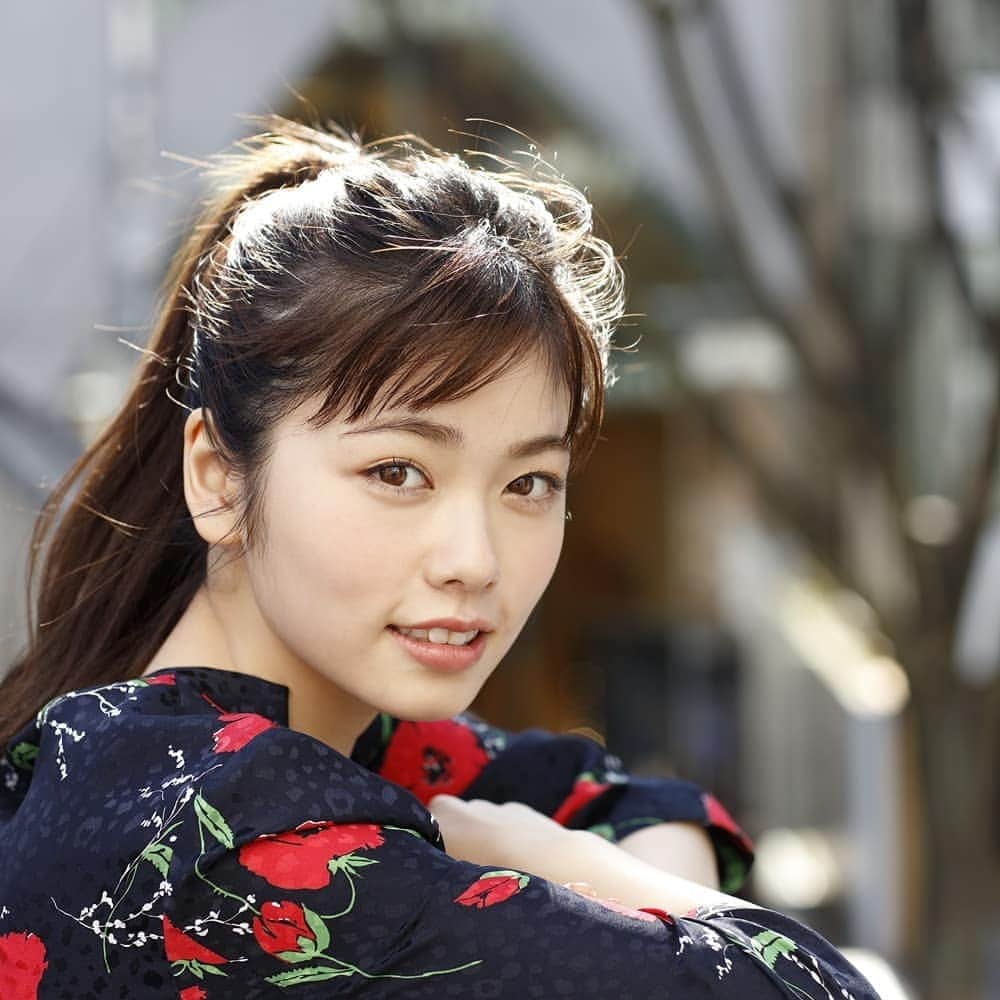 のインスタグラム：「🎁小芝風花 チェキプレゼント🎁 【小芝風花語るトクサツガガガの裏側「ヒーローが支えでした」】 3月1日に最終回を迎えたドラマ10『トクサツガガガ』（NHK総合・全7話）が、放送終了直後から続編を希望する声が殺到するほどの人気ぶり。そしてその人気の中心にいるのが、主人公・仲村叶を演じた女優の小芝風花（21）だ。屈託のない笑顔で、撮影時の思い出を語ってくれた。 小芝風花さんのサイン入りチェキを合計3名様にプレゼントします！　応募方法と詳細は、プロフィールのリンクからWEB女性自身へ スクープダイジェストをストーリーで公開中！  #小芝風花 #トクサツガガガ #NHK #特撮ヒーロー #チェキプレゼント #女性自身 #いいね #フォロー」