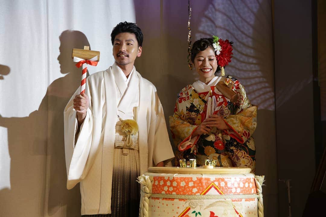 The 33 Sense of Weddingさんのインスタグラム写真 - (The 33 Sense of WeddingInstagram)「｢鏡開き｣ . . お米から作られた日本酒は 神聖だと言われております。 . そして鏡開きは ｢未来を切り開く｣ といわれております。 . 神聖な日本酒を新郎新婦 が鏡開きをしてゲストの 皆様に振る舞うことで ｢夫婦円満が約束される｣ と言われています。 . #the33senseofwedding #梅田#北新地#西梅田 #結婚式 #ナチュラル  #大阪 #ウェディングフォト #プレ花嫁 #式場見学#花嫁 #プロポーズ #marry花嫁  #dearswedding #wedding #ウエディング#大阪花嫁  #ウェディング #love #follow #結婚式準備 #日本中のプレ花嫁さんと繋がりたい #いいね婚 .」3月16日 21時56分 - the_33_sense_of_wedding