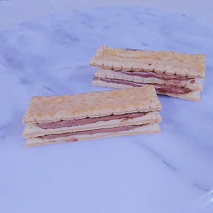 早川愛さんのインスタグラム写真 - (早川愛Instagram)「MILLE-FEUILLE MAISON FRANCAIS♡♡♡ ・  松屋銀座でしか買えない ミルフィーユ専門店ミルフィユメゾンフランセ♡♡♡ ・  ここのバニラのミルフィーユがだいすき...♡♡♡ ・  サクサクのミルフィーユの中には発酵バターを使ったクリームがすごく美味しいの♡♡♡ ・ 日持ちもするけどすぐたべちゃう...笑笑 ・  ちなみに上のゴールドがチョコで、下のブラウンがバニラっていうフシギ...笑笑  季節限定のも気になるけどやっぱりバニラらぶ...♡♡♡ 個人的にはミルフィーユ薄めでクリーム多めのビッグサイズをたべたい...笑笑 ・ ・ ・  @matsuyaginza #ミルフィーユ専門店 #ミルフィーユ #ミルフィユメゾンフランセ #松屋銀座 #銀座 #銀座スイーツ #デパ地下スイーツ #手土産 #millefeuille #MillefeuilleMaisonFrancais」3月16日 22時07分 - megumegu_1006