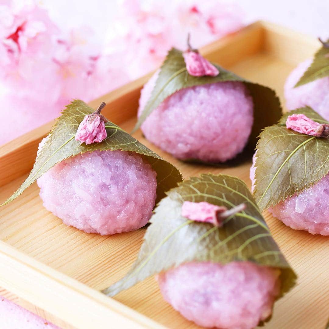 All Nippon Airwaysさんのインスタグラム写真 - (All Nippon AirwaysInstagram)「You could see Japan’s cherry blossoms in April… or you could eat one! That’s right, this sakura #mochi is made with real cherry blossoms! 🌸」3月16日 21時59分 - allnipponairways