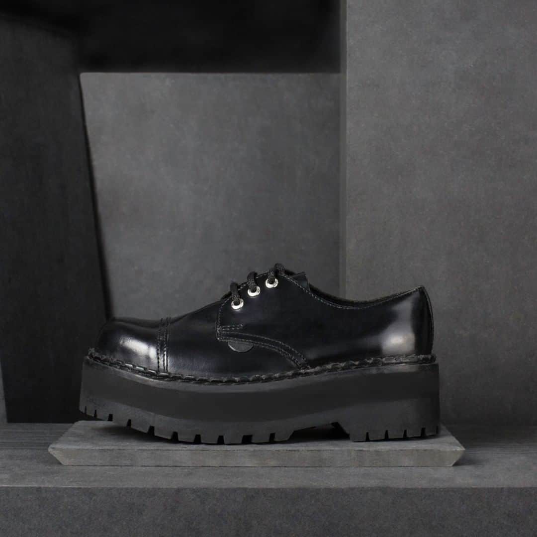 のインスタグラム：「The Original Steel Cap Tracker Shoe. Rubber outsole. Box leather upper, Built to last.⁣ ⁣ AUTHENTIC⁣ BRITISH⁣ SUB CULTURE INSPIRED⁣ SINCE 1981 ⁣ ⁣ ⁣ ⁣ ⁣ #UndergroundEngland #UndergroundShoes #Undeground #SteelToe #SteelToeBoots #SteelCaps #SteelCapBoots #LaceUpBoots」