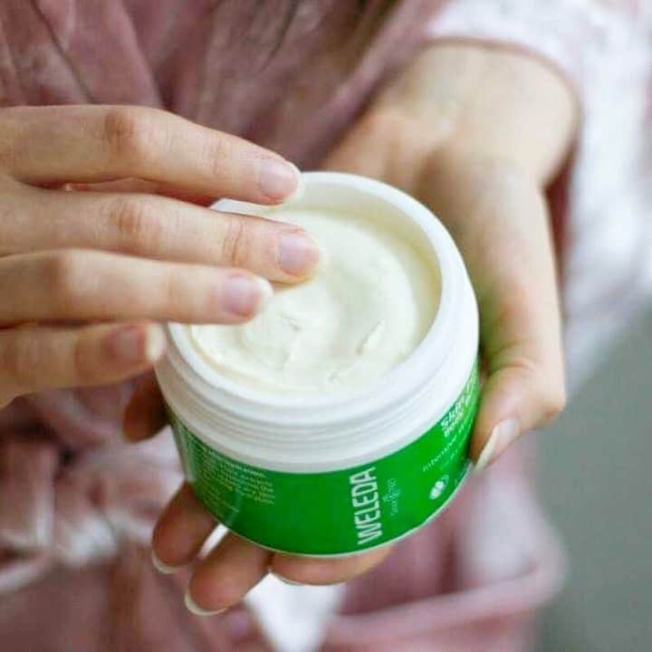Weledaのインスタグラム：「Skin Food Body Butter is perfect for all over hydration. It has a beautiful whipped texture rich in shea and cocoa seed butter that locks in moisture (especially after a bath or shower)! 💚 Have you tried it yet? #WeledaSkinFood (📸: @biodellynatural )」