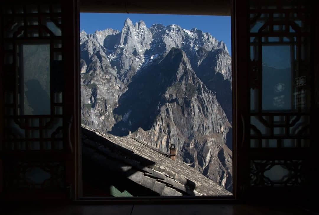 National Geographic Travelさんのインスタグラム写真 - (National Geographic TravelInstagram)「Photo by @jodymacdonaldphoto | A room with a view. The Tiger Leaping Gorge in the Yunnan Province of China is one of the deepest gorges in the world. It measures an astounding 3900m / 12,800 ft from the waters of the Jinsha River below to snow-capped mountains above.  If you are ever in the area, consider hiking the trail that runs through the gorge. With views like this at every turn, it’s a hike that you won’t forget anytime soon. #Followme @jodymacdonaldphoto to see more images from my adventures around the world. #yunnan #yunnanprovince #china #travel #tigerleapinggorge」3月16日 22時00分 - natgeotravel