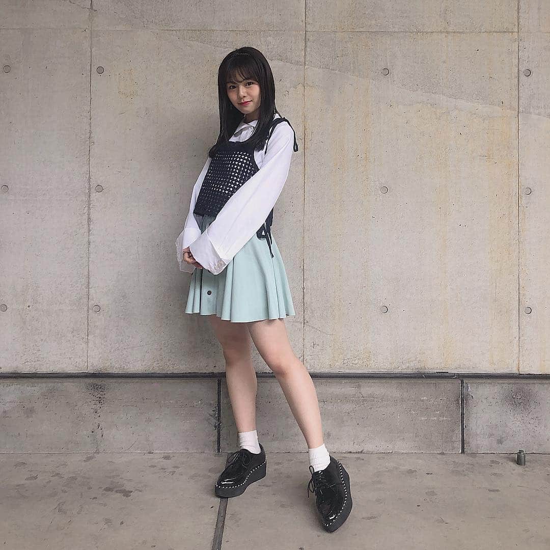 のインスタグラム：「* 握手会ありがとうございました！ . .  @gyf_tokyo のお気に入りの トップスを着ました💐 ブラウスの形とビスチェのデザインが 本当に可愛くて一目惚れでした🥰 （写真だと上手く伝わらない…） . . 春っぽくなると、 ネイビー×ミントグリーンの 組み合わせでお洋服着たくなります☺︎ . . 明日もよろしくお願いします！ #321_code #gyf_tokyo」