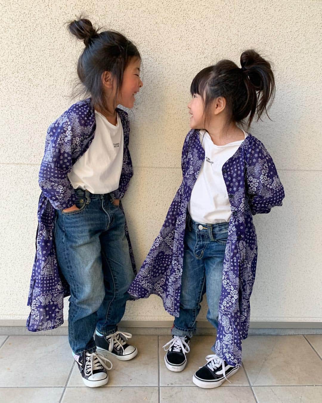 mocchiさんのインスタグラム写真 - (mocchiInstagram)「2019.03.16 こんにちは🌝 ・ この日は全身 @branshes ！！ ペイズリー柄ワンピ可愛い🤤💓 ・ ・ 前ボタンだから、全部閉めればワンピースにもなるし🙆‍♀️💓 ・ ・ ・ こないだ、写真撮ってたら2人が些細な事で言い合いになったのね。 (もぉしょーもなさすぎて内容覚えてない) ・ ・ で、小春が怒り出して 👧「もぉいい！一緒に遊ばない！」 って言い出して そしたら、こっちゃんが 🧒「いやだ！遊んで！(キレ気味)」 喧嘩してても遊んで欲しいらしい ・ 👧「いや！遊ばない！」 こちらも譲らず ・ 🧒「・・・・ごめんね」 ・ ・ と、渾身の謝罪してた。 スワイプ👉 ・ ・ ・ 今日風強くて寒かったー。 #プロフェッショナルスレンダーメイクレギンス 下に忍ばせてたよ🤭 @professionalslendermake_083  @professionalslendermake_info ・ ・ ・ #ブランシェス#branshes#ペイズリー柄#ゆるコーデ#おだんごヘア」3月16日 22時04分 - mocchi_1126