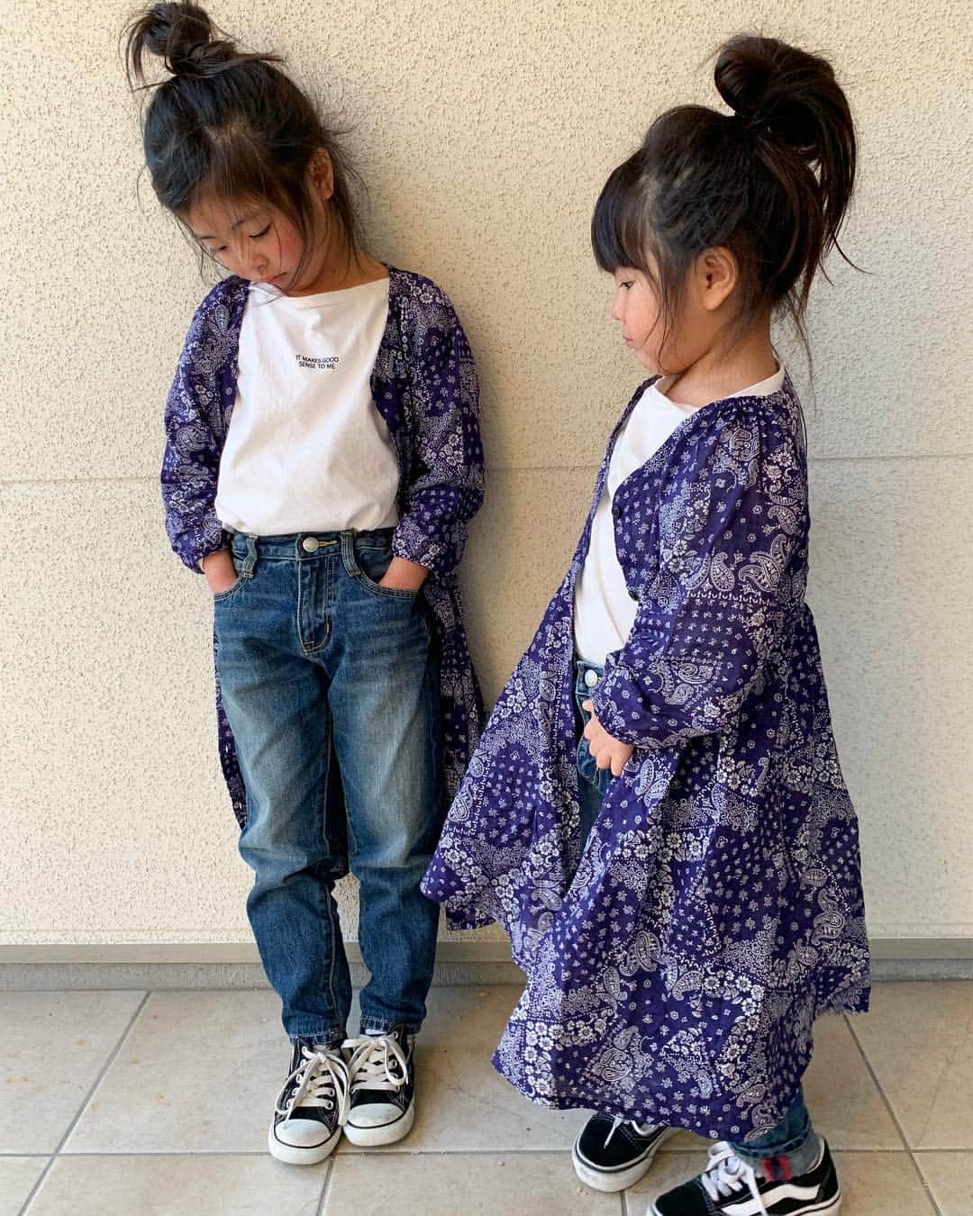 mocchiさんのインスタグラム写真 - (mocchiInstagram)「2019.03.16 こんにちは🌝 ・ この日は全身 @branshes ！！ ペイズリー柄ワンピ可愛い🤤💓 ・ ・ 前ボタンだから、全部閉めればワンピースにもなるし🙆‍♀️💓 ・ ・ ・ こないだ、写真撮ってたら2人が些細な事で言い合いになったのね。 (もぉしょーもなさすぎて内容覚えてない) ・ ・ で、小春が怒り出して 👧「もぉいい！一緒に遊ばない！」 って言い出して そしたら、こっちゃんが 🧒「いやだ！遊んで！(キレ気味)」 喧嘩してても遊んで欲しいらしい ・ 👧「いや！遊ばない！」 こちらも譲らず ・ 🧒「・・・・ごめんね」 ・ ・ と、渾身の謝罪してた。 スワイプ👉 ・ ・ ・ 今日風強くて寒かったー。 #プロフェッショナルスレンダーメイクレギンス 下に忍ばせてたよ🤭 @professionalslendermake_083  @professionalslendermake_info ・ ・ ・ #ブランシェス#branshes#ペイズリー柄#ゆるコーデ#おだんごヘア」3月16日 22時04分 - mocchi_1126