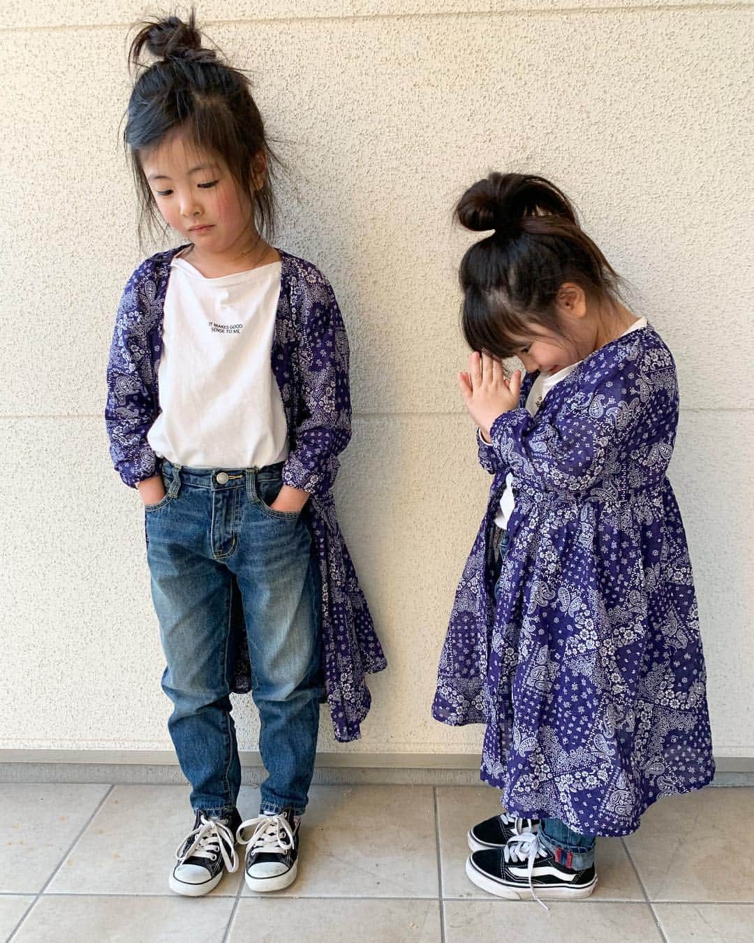 mocchiさんのインスタグラム写真 - (mocchiInstagram)「2019.03.16 こんにちは🌝 ・ この日は全身 @branshes ！！ ペイズリー柄ワンピ可愛い🤤💓 ・ ・ 前ボタンだから、全部閉めればワンピースにもなるし🙆‍♀️💓 ・ ・ ・ こないだ、写真撮ってたら2人が些細な事で言い合いになったのね。 (もぉしょーもなさすぎて内容覚えてない) ・ ・ で、小春が怒り出して 👧「もぉいい！一緒に遊ばない！」 って言い出して そしたら、こっちゃんが 🧒「いやだ！遊んで！(キレ気味)」 喧嘩してても遊んで欲しいらしい ・ 👧「いや！遊ばない！」 こちらも譲らず ・ 🧒「・・・・ごめんね」 ・ ・ と、渾身の謝罪してた。 スワイプ👉 ・ ・ ・ 今日風強くて寒かったー。 #プロフェッショナルスレンダーメイクレギンス 下に忍ばせてたよ🤭 @professionalslendermake_083  @professionalslendermake_info ・ ・ ・ #ブランシェス#branshes#ペイズリー柄#ゆるコーデ#おだんごヘア」3月16日 22時04分 - mocchi_1126