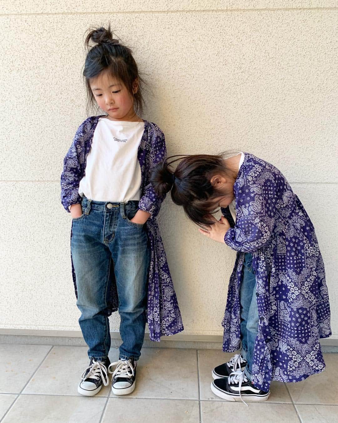 mocchiさんのインスタグラム写真 - (mocchiInstagram)「2019.03.16 こんにちは🌝 ・ この日は全身 @branshes ！！ ペイズリー柄ワンピ可愛い🤤💓 ・ ・ 前ボタンだから、全部閉めればワンピースにもなるし🙆‍♀️💓 ・ ・ ・ こないだ、写真撮ってたら2人が些細な事で言い合いになったのね。 (もぉしょーもなさすぎて内容覚えてない) ・ ・ で、小春が怒り出して 👧「もぉいい！一緒に遊ばない！」 って言い出して そしたら、こっちゃんが 🧒「いやだ！遊んで！(キレ気味)」 喧嘩してても遊んで欲しいらしい ・ 👧「いや！遊ばない！」 こちらも譲らず ・ 🧒「・・・・ごめんね」 ・ ・ と、渾身の謝罪してた。 スワイプ👉 ・ ・ ・ 今日風強くて寒かったー。 #プロフェッショナルスレンダーメイクレギンス 下に忍ばせてたよ🤭 @professionalslendermake_083  @professionalslendermake_info ・ ・ ・ #ブランシェス#branshes#ペイズリー柄#ゆるコーデ#おだんごヘア」3月16日 22時04分 - mocchi_1126