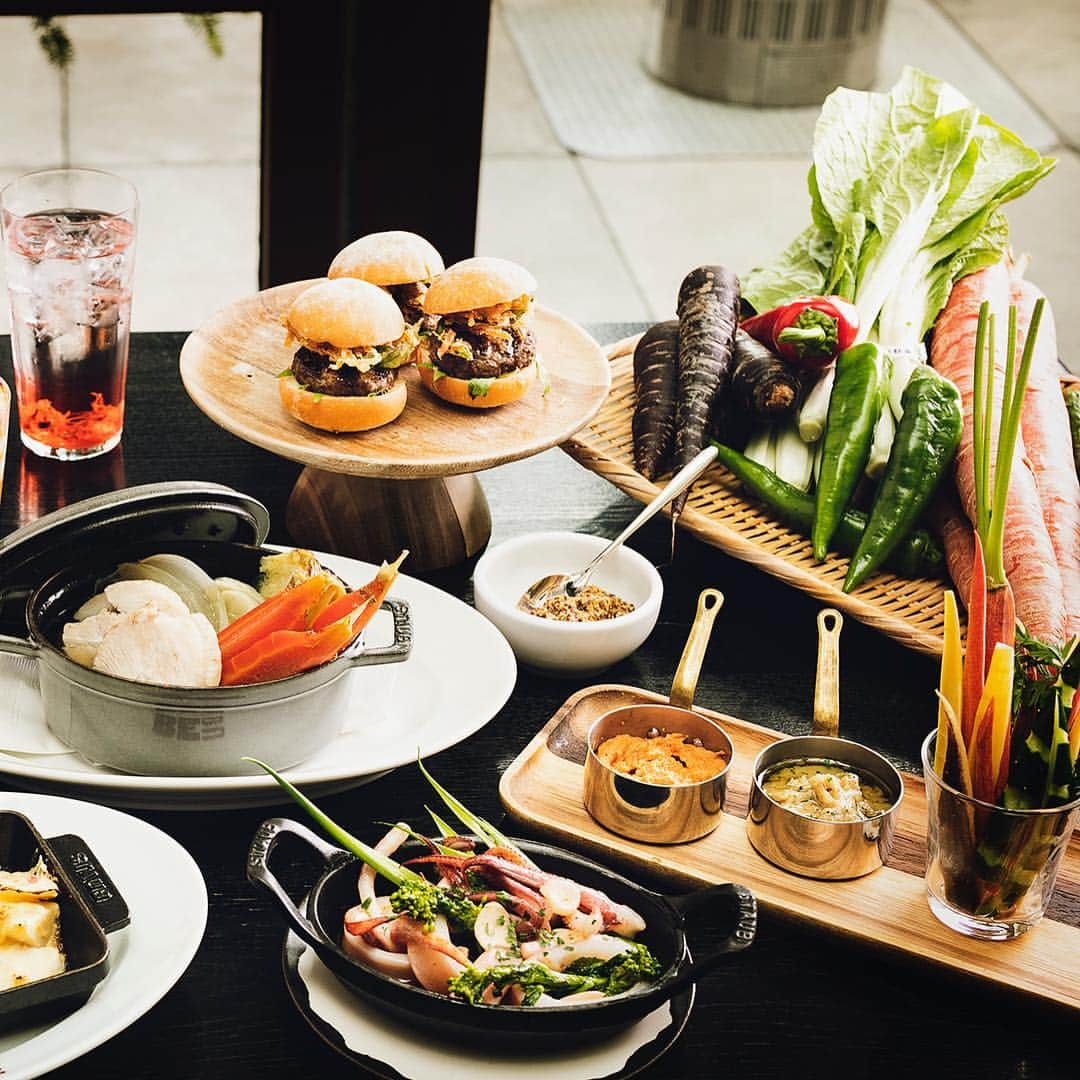 Andaz Tokyo アンダーズ 東京さんのインスタグラム写真 - (Andaz Tokyo アンダーズ 東京Instagram)「With spring just around the corner, BeBu is offering a variety seasonal burgers and party plans featuring famed Kyo-Yasai heirloom vegetables from Kyoto 🥕Try our Kyo-Yasai Kakiage Burger 🍔 a juicy beef burger topped generously with heirloom vegetables fried to a crisp, accompanied by a tube of teriyaki sauce for extra flavor 😋 https://bit.ly/2HChQXt - 京野菜かき揚げバーガー 🍔🍆🥬🥕 伏見とうがらしや、みずみずしい九条ネギなどの京野菜をサクサクのかき揚げにしてビーフパティの上にトッピングしました。ソースはチューブに入れて添え、お召し上がりの直前にかけて召し上がっていただきます。🌟 https://bit.ly/2W2awZ5 . #kyoyasai #burger #kyoto #partyplan #heirloomvegetables #京野菜 #京都 #野菜 #バーガー #andazbebu #andaztokyo」3月16日 22時05分 - andaztokyo