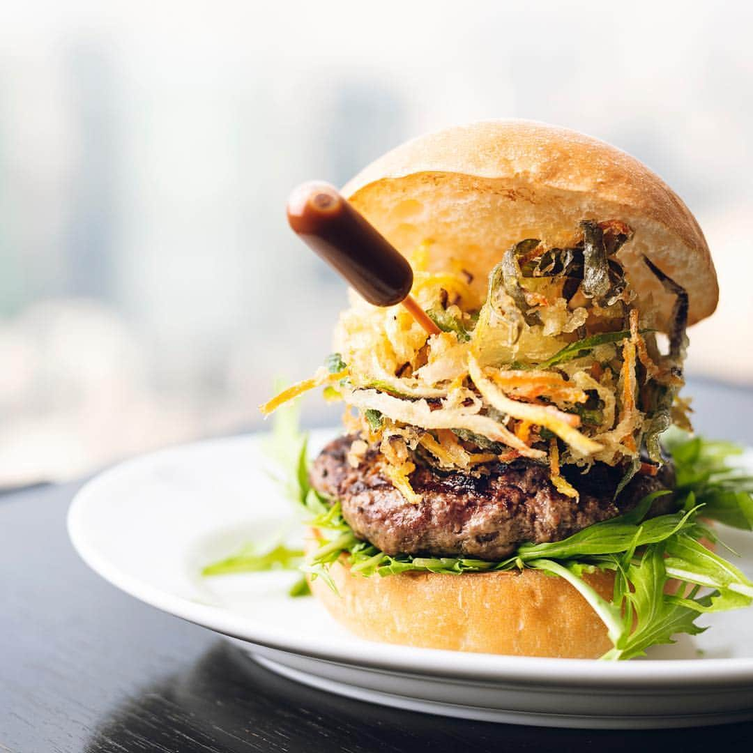 Andaz Tokyo アンダーズ 東京さんのインスタグラム写真 - (Andaz Tokyo アンダーズ 東京Instagram)「With spring just around the corner, BeBu is offering a variety seasonal burgers and party plans featuring famed Kyo-Yasai heirloom vegetables from Kyoto 🥕Try our Kyo-Yasai Kakiage Burger 🍔 a juicy beef burger topped generously with heirloom vegetables fried to a crisp, accompanied by a tube of teriyaki sauce for extra flavor 😋 https://bit.ly/2HChQXt - 京野菜かき揚げバーガー 🍔🍆🥬🥕 伏見とうがらしや、みずみずしい九条ネギなどの京野菜をサクサクのかき揚げにしてビーフパティの上にトッピングしました。ソースはチューブに入れて添え、お召し上がりの直前にかけて召し上がっていただきます。🌟 https://bit.ly/2W2awZ5 . #kyoyasai #burger #kyoto #partyplan #heirloomvegetables #京野菜 #京都 #野菜 #バーガー #andazbebu #andaztokyo」3月16日 22時05分 - andaztokyo