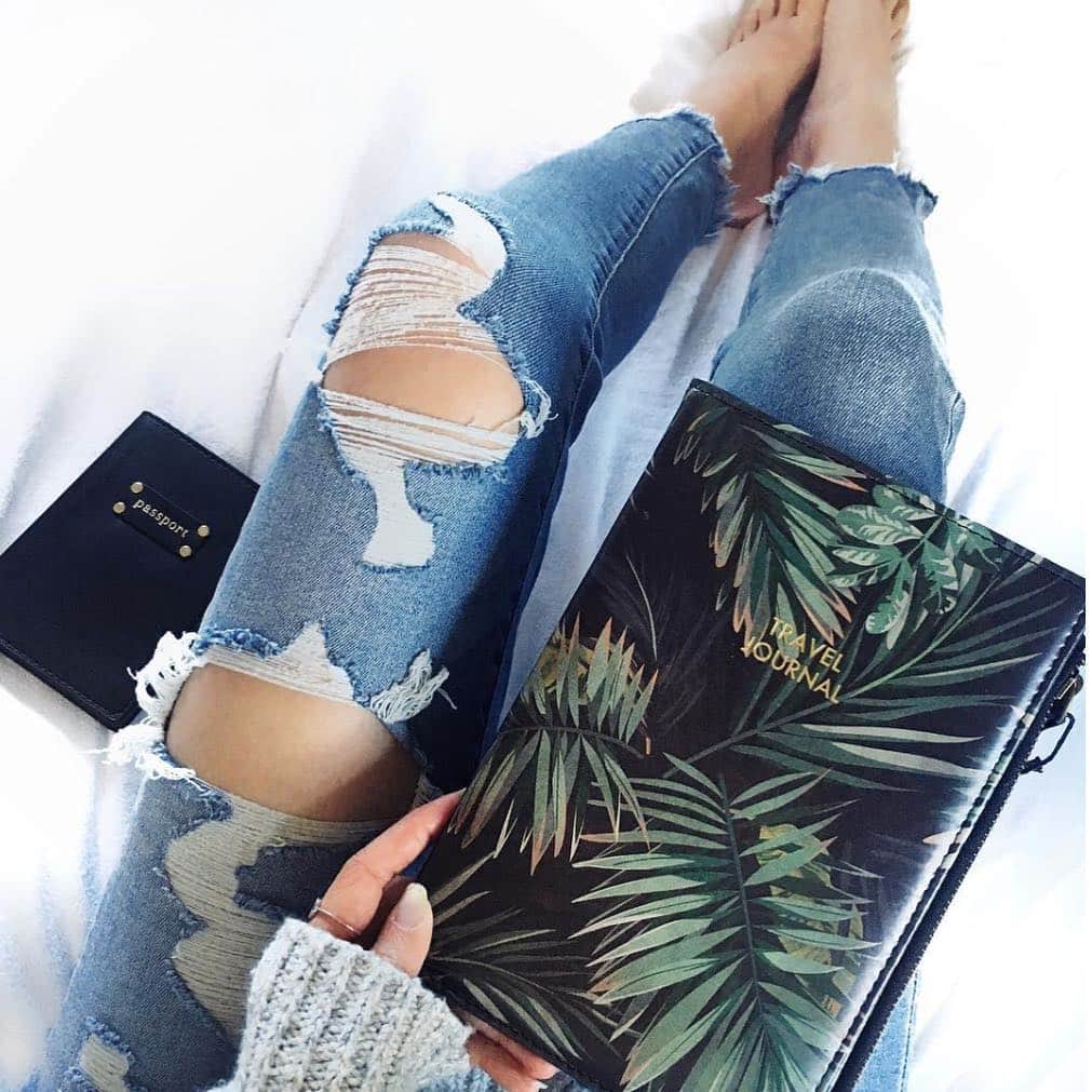 American Eagleさんのインスタグラム写真 - (American EagleInstagram)「Caught the travel bug. Where are you going for #springbreak this year? ✈️#rg  @laura.mccracken #AExME」3月16日 22時15分 - americaneagle