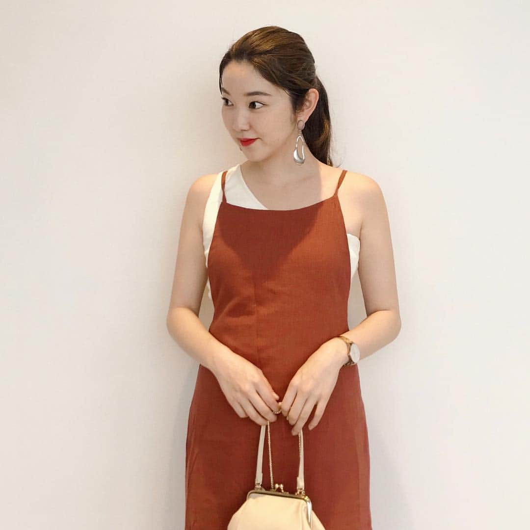 mina hinokuchiのインスタグラム：「. キャミワンピにワンショルタンクの組み合わせ可愛い‼︎ 実はこのワンピ色んな着方が出来ます♡ . 明日の21:00〜このアカウント(@miiinah )で4月頭に入ってる新作紹介のインスタLIVEします📺♪♪ このワンピースの他にも次の入荷のものもステキなアイテムが沢山！ これから日曜21時から入荷前の新作紹介のインスタLIVEを3週間に1回ほど行う予定です♡ ぜひcheckしてください🌿 . #whoswhochico #salonbychico #フーズフーチコ #salonbychico_yokohama #mina_chicode #mery #rili_tokyo #sucle #isutapic #patra #petrel_jp #velle_jp #横浜 #横浜ルミネ」