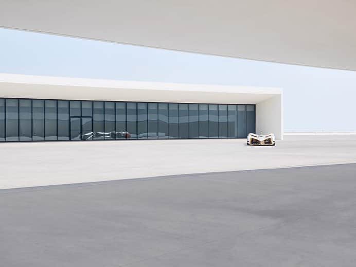 ルーカス・ディ・グラッシさんのインスタグラム写真 - (ルーカス・ディ・グラッシInstagram)「Robocar meets Niemeyer 😱 - 📸 @benedictredgrove 💥#Roborace #Robocar #Art #AI #Technology #Design」3月16日 22時09分 - lucasdigrassi