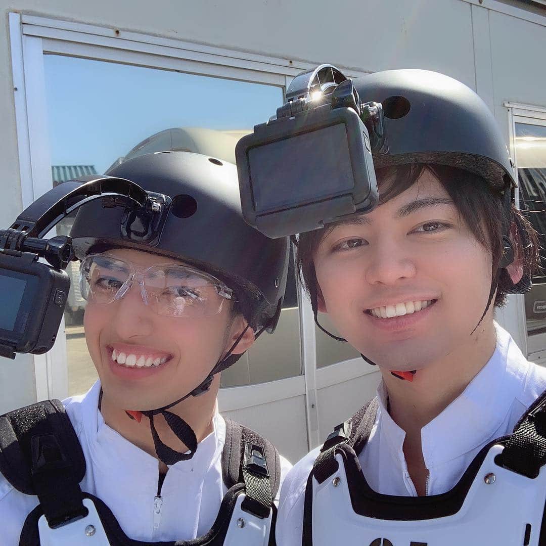 砂川信哉のインスタグラム：「#ケイドローン の時の写真。ミスター慶應の馬汗アブドゥラ君とトリッキング世界王者のDaisukeさん！ インスタで動画見られるけどマジでかっけぇ。 この後放送！」
